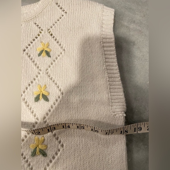 NWT Sincerely Jules Size L Cream Pointelle Knit Flower Sleeveless Top Vest - Picture 8 of 10